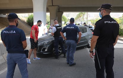 Agentes de las policías italiana, francesa y española participan en un control contra la delincuencia internacional en un acceso a Benidorm (Alicante) por la playa de Poniente, este miércoles.