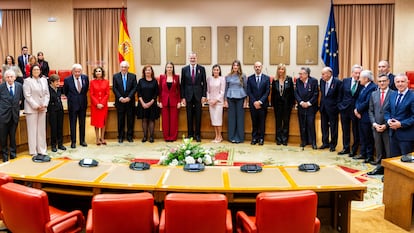 El rey Felipe VI, la reina Letizia, la princesa Leonor y la infanta Sofía posan con los participantes en el coloquio '50 años después: la Corona en el tránsito a la democracia', en el Congreso de los Diputados