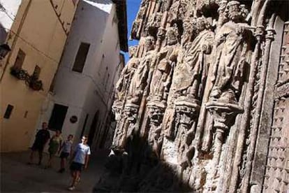 Vista parcial del pórtico de la iglesia de Santa María de Requena, monumento naicional.