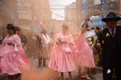 Bailarines en una celebración en la calle Eloy Salmon en la Zona Gran Poder, La Paz (Bolivia).