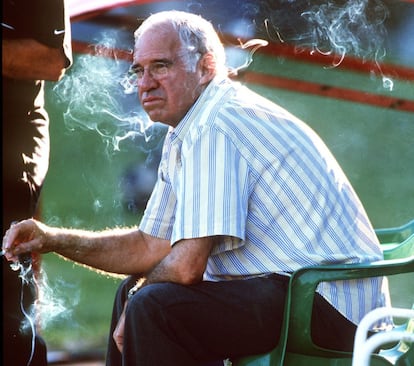 Luis Aragonés, al frente del Atlético de Madrid, en Segunda, en la temporada 2001-2002.