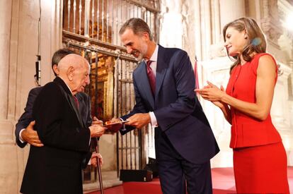 Victorino Martín Andrés recibió en 2017 el Premio Nacional de Tauromaquia de manos de los Reyes de España.