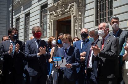 El portavoz nacional del PP y alcalde de Madrid, José Luis Martínez-Almeida, lee un manifiesto durante una concentración a las puertas del Ministerio de Hacienda para pedir más fondos para los Ayuntamientos.