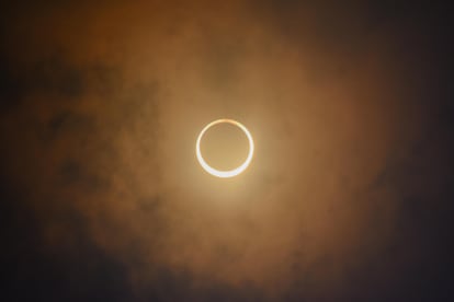 El eclipse anular de sol visto desde la zona arqueológica de Edzná, Campeche.