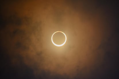 Vista del eclipse en la zona arqueológica de Edzná, Campeche.