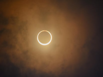 Vista del eclipse en la zona arqueológica de Edzná, Campeche.