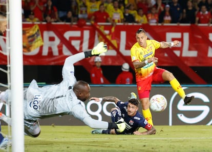 Leonardo Castro, del Pereira, remata frente al portero del Medellín Andrés Mosquera durante la final del fútbol colombiano, en el estadio Hernán Ramírez Villegas de Pereira.