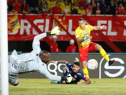 Leonardo Castro, del Pereira, remata frente al portero del Medellín Andrés Mosquera durante la final del fútbol colombiano, en el estadio Hernán Ramírez Villegas de Pereira.