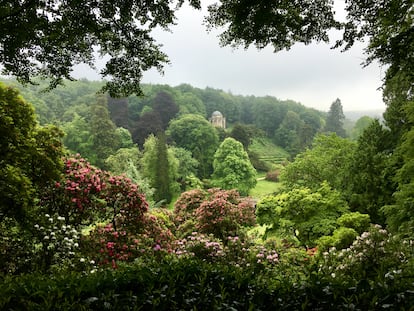 El jardín de Stourhead, Wiltshire, con los rododendros en flor y el templo de Apolo al fondo.