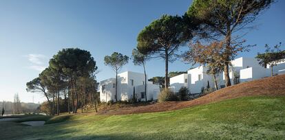 Las 23 viviendas creadas por Jaime Prous en Caldes de Malavella se recogen como un pueblo bajo la sombra del pinar.