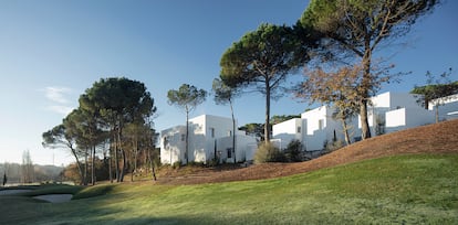 Las 23 viviendas creadas por Jaime Prous en Caldes de Malavella se recogen como un pueblo bajo la sombra del pinar.