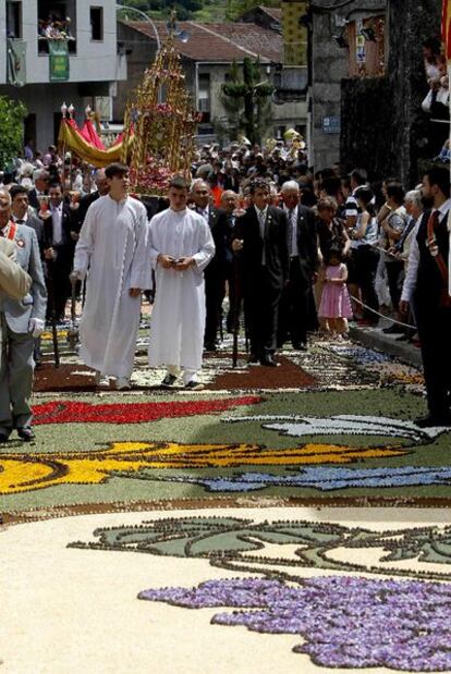 Tapices de flores del corpus en las calles de Ponteareas