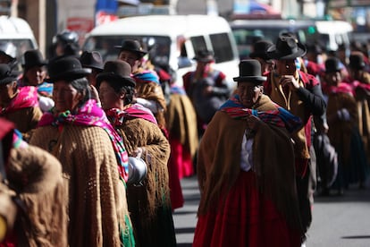 Indígenas aimaras protestan por la crisis económica este lunes, en La Paz.