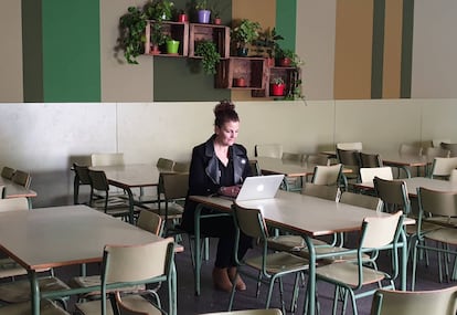 La activista contra el desperdicio Cristina Romero en el comedor de la escuela Dolors Monserdà-Santapau, de Barcelona, en una foto de archivo. 