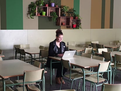 La activista contra el desperdicio Cristina Romero en el comedor de la escuela Dolors Monserdà-Santapau, de Barcelona, en una foto de archivo.