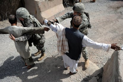 Soldados estadounidenses registran a dos civiles afganos en un control, ayer en el valle de Arghandab.