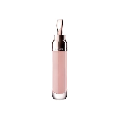 Lo habrás visto en redes sociales: explican desde La Mer que The Lip Volumizer “rellena, perfecciona y protege los labios en profundidad”. Se trata de un voluminizador de labios en formato sérum que protege e hidrata, no es pegajoso y se puede utilizar solo o como prebase para una barra de labios. Está disponible en tres tonos, y se aplica con un gotero inspirado en el alga kelp y un aplicador acolchado. Cuesta 95 euros.