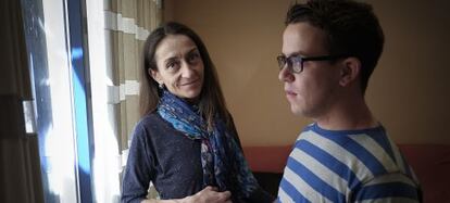 Sabina Burguete con su hijo Álvaro en el domicilio familiar.