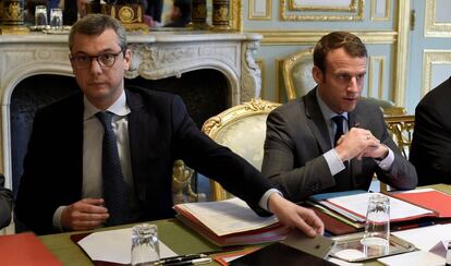 El presidente Macron (derecha), junto al secretario general del Elíseo, Alexis Kohler, en París el 24 de mayo.