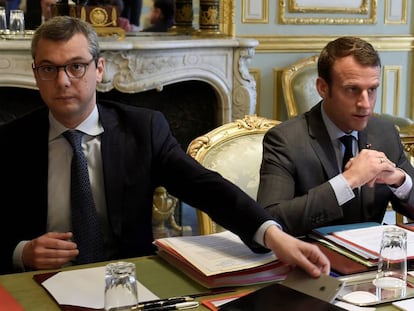 El presidente Macron (derecha), junto al secretario general del Elíseo, Alexis Kohler, en París el 24 de mayo.