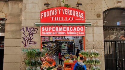 Una tienda de alimentación en la calle de Joaquín Costa de Barcelona.