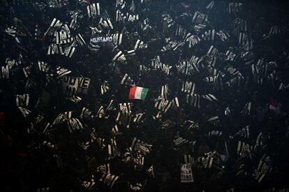 Una solitaria bandera italiana se mueve entre las enseñas del Juventus de Turín durante un partido de la Liga de Campeones disputado en Dortmund (Alemania) el 18 de marzo de 2015.