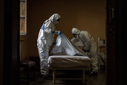 Bomberos de Soria preparan una habitación de la residencia para proceder a su desinfección.