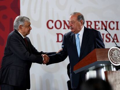 López Obrador saluda a Carlos Slim la mañana de este martes.