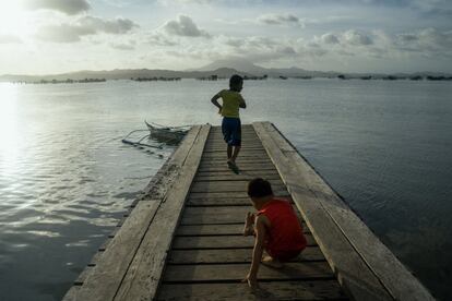 Unos niños juegan en un espigón. El 43% de la población de la isla tiene menos de 15 años.