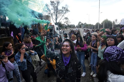 Una mujer levanta una bengala durante las manifestaciones en Bogotá, este martes 8 de marzo.