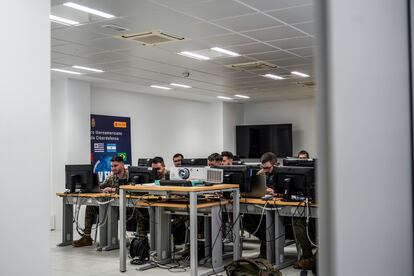 Un aula de la Escuela Militar de Ciberoperaciones (EMCO), en la base de Retamares, Madrid. 