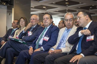 Representants de l'Associació Valenciana d'Empresaris (AVE) durant la presentació de la revisió de l'obres del Corredor Mediterrani.