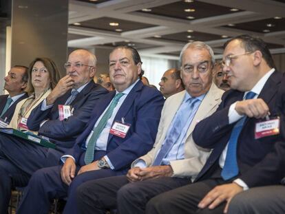 Representantes de la Asociación Valenciana de Empresarios (AVE) durante la presentación de la revisión de la obras del Corredor Mediterráneo. 