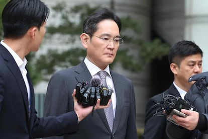 Lee Jae-yong, presidente de Samsung Electronics, a la salida del Tribunal del Distrito Central de Seúl este lunes.