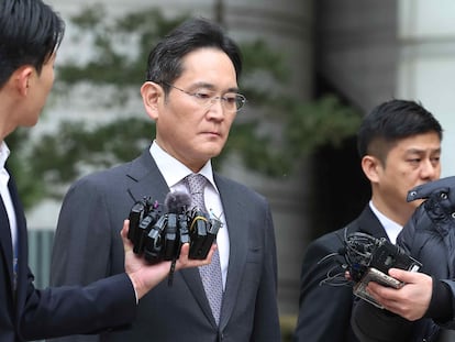 Lee Jae-yong, presidente de Samsung Electronics, a la salida del Tribunal del Distrito Central de Seúl este lunes.