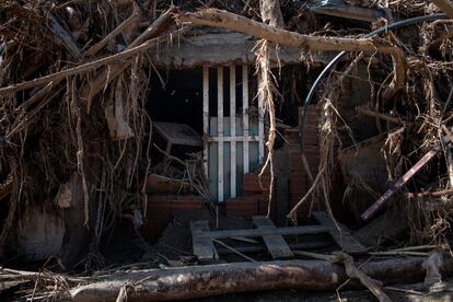 Vista de los daños de una casa causados por el después del desbordamiento del río que arrasó con el pueblo de Tejerías.