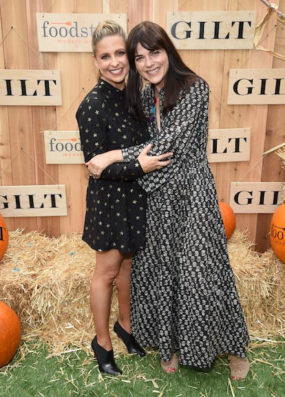 Selma Blair con su amiga y actriz Sarah Michelle Gellar en 2016.