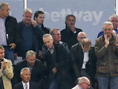 Mourinho, en la grada tras ser expulsado.