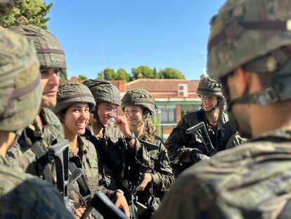 Leonor de Borbón, quinta por la izquierda, con otros compañeros militares en la Academia General Militar (AGM).