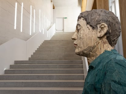 'Hombre con los ojos cerrados', escultura de madera de Stephan Balkenhol, a los pies de la gran escalera diseñada por el arquitecto Emilio Tuñón en el Museo Helga de Alvear de Cáceres.