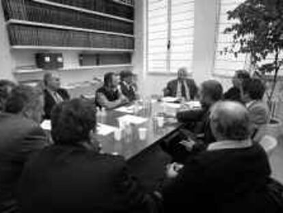 B 38214 - 20/11/2000 - Color - Reunión de Pasqual Maragall con los alcaldes de la "Plataforma de Poblet" en la sede del PSC, calle Nicaragua - Foto : Silvia T. Colmenero -