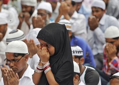 Una niña musulmana reza hoy en Chandigarh (India) en la fiesta de Eid al-Fitr.