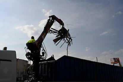 A worker works on the demolition of the nightclub, this Monday in Murcia.