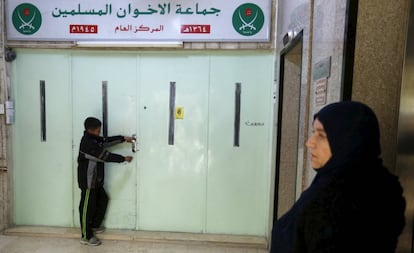 Entrada principal a la sede de los Hermanos Musulmanes en Amm&aacute;n, Jordania, este mi&eacute;rcoles tras su cierre.