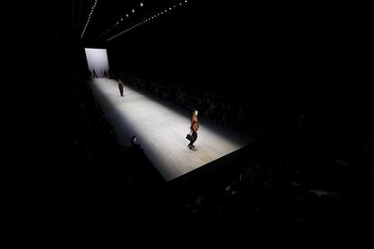 Modelos presentan las creaciones de Cynthia Rowley durante la Australia Mercedes-Benz Fashion Week en Sídney, Australia.