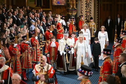 El rey Carlos III, con la corona imperial sobre su cabeza, y la reina Camila, con la diadema de la coronación de Jorge IV, este martes durante la apertura del Parlamento.