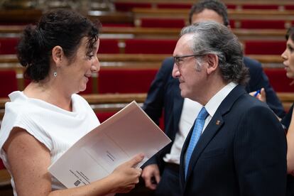 La portavoz del PSC en el Parlament, Alicia Romero, y el exconseller de Economía y Hacienda Jaume Giró, durante una sesión plenaria en el Parlament de Cataluña.