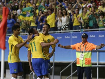 Neymar y sus compañeros celebran uno de los goles ante Dinamarca.