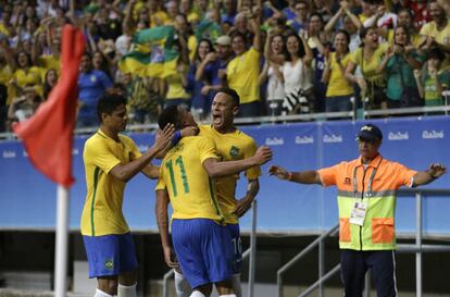 Neymar y sus compañeros celebran uno de los goles ante Dinamarca.