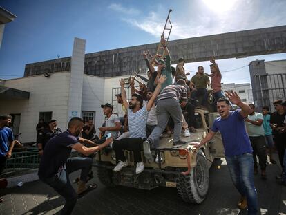 Un grupo de palestinos subidos a un vehículo militar por las calles de Gaza, este sábado.